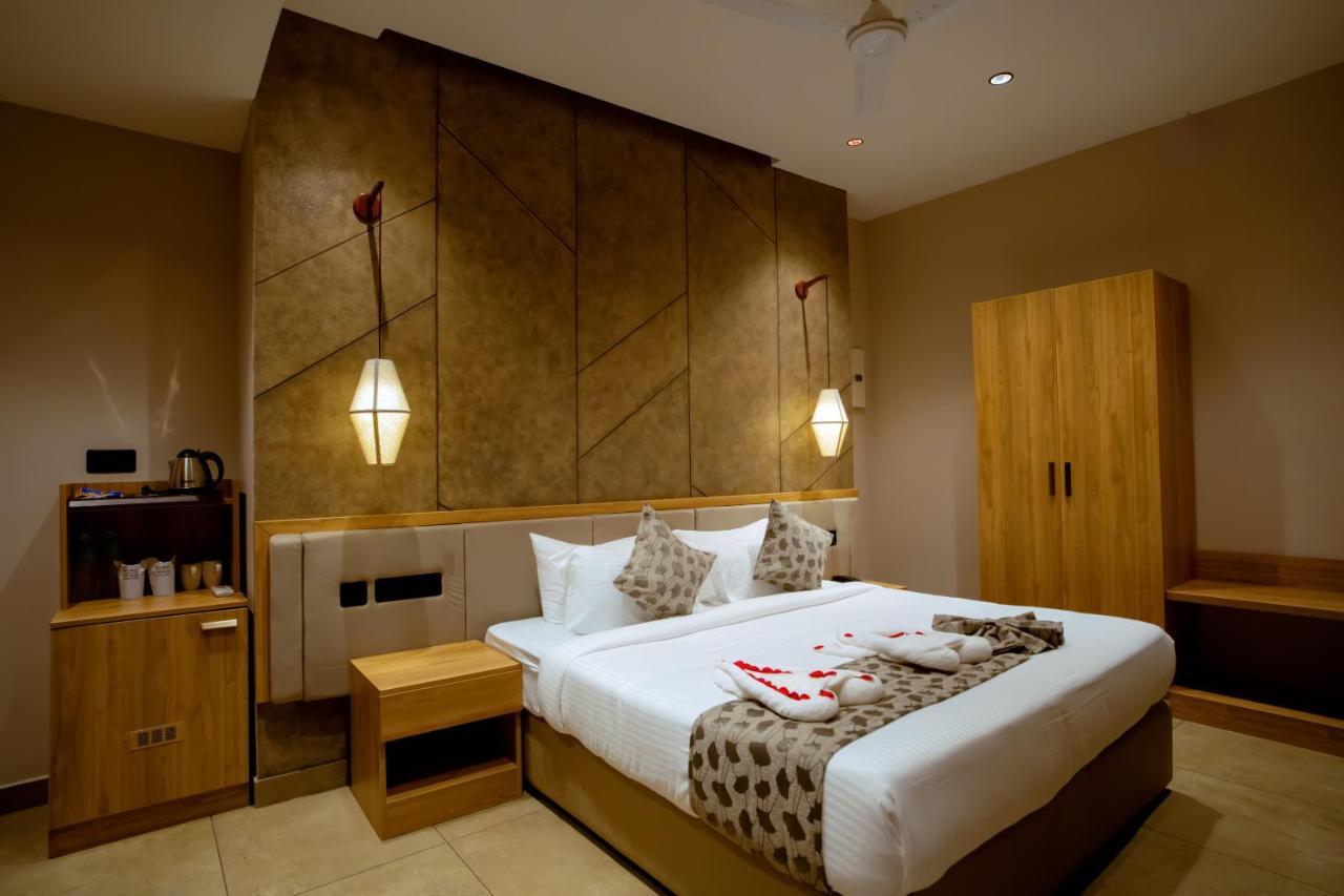 Beeza Clubhouse Hotel Kottayam Bagian luar foto
