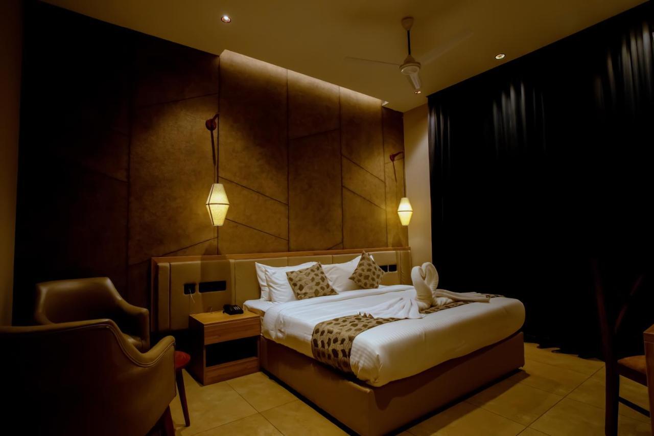 Beeza Clubhouse Hotel Kottayam Bagian luar foto