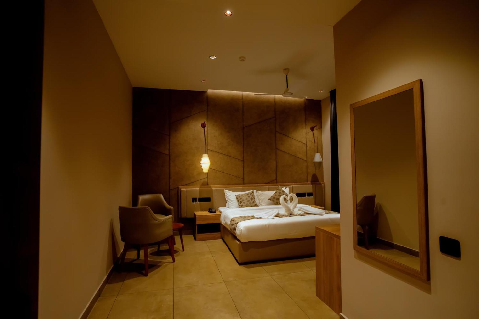 Beeza Clubhouse Hotel Kottayam Bagian luar foto