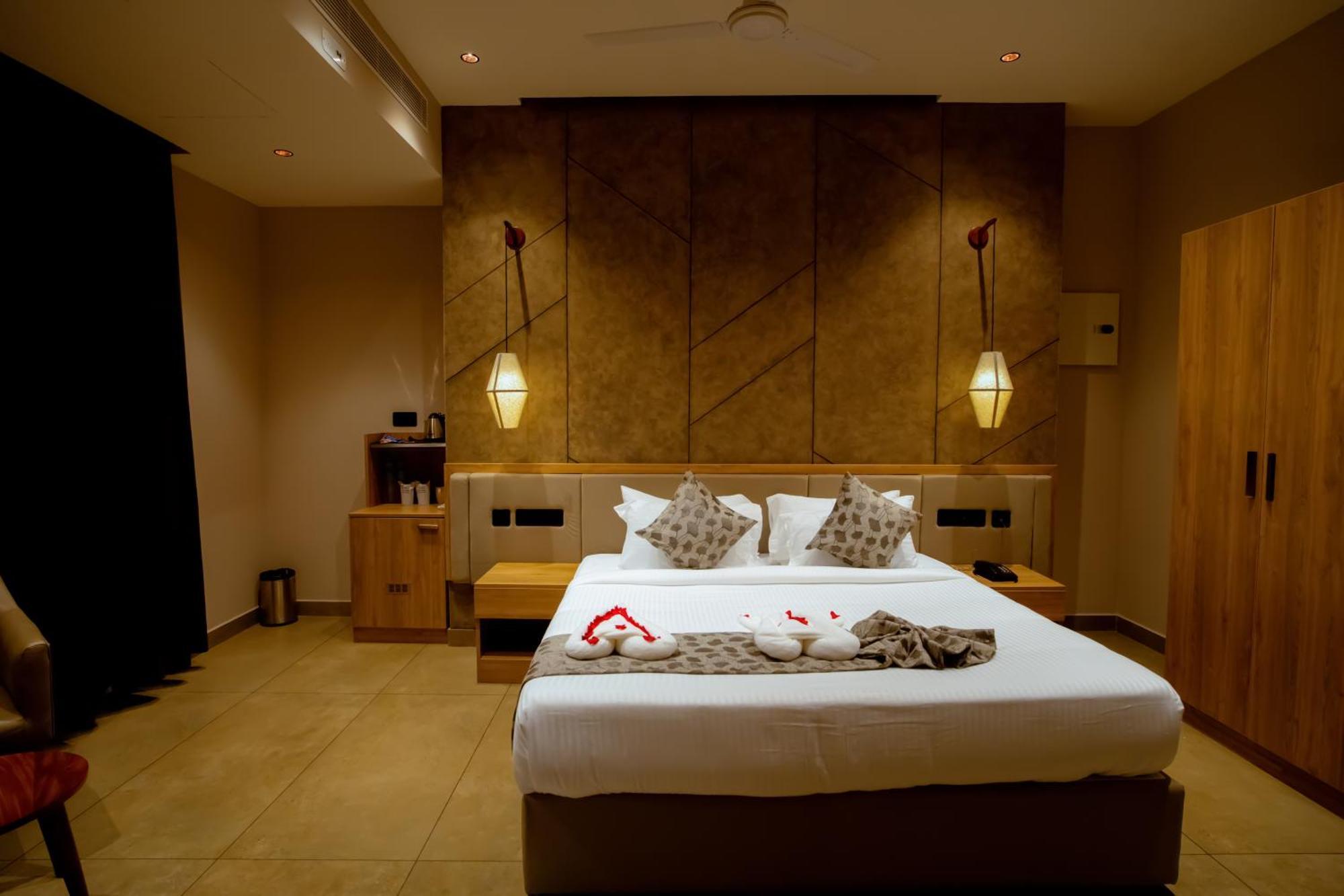 Beeza Clubhouse Hotel Kottayam Bagian luar foto